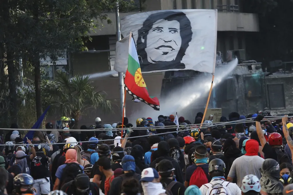 Bad Bunny homenageia cantor de protesto Víctor Jara e outros destaques da música latina