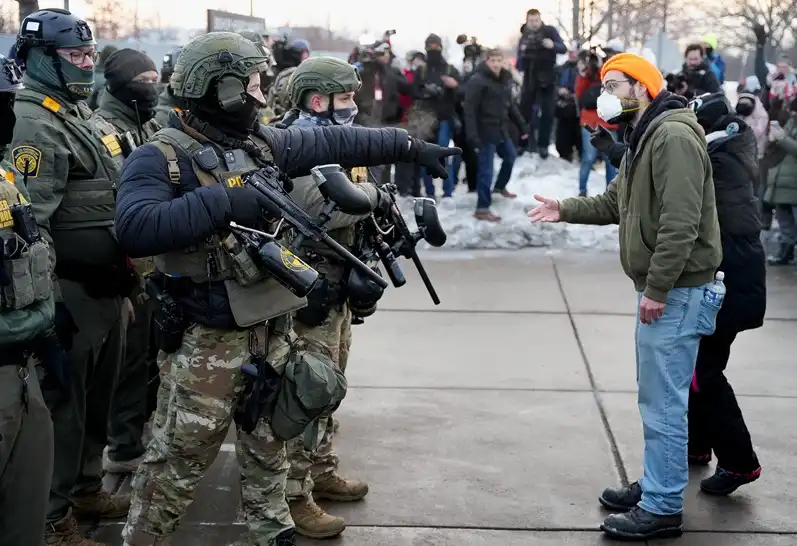 Agentes federais disparam contra casal em Portland, afirma polícia local