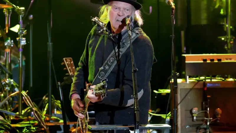 Neil Young critica Tim Cook, Verizon e T-Mobile por apoio financeiro ao regime Trump