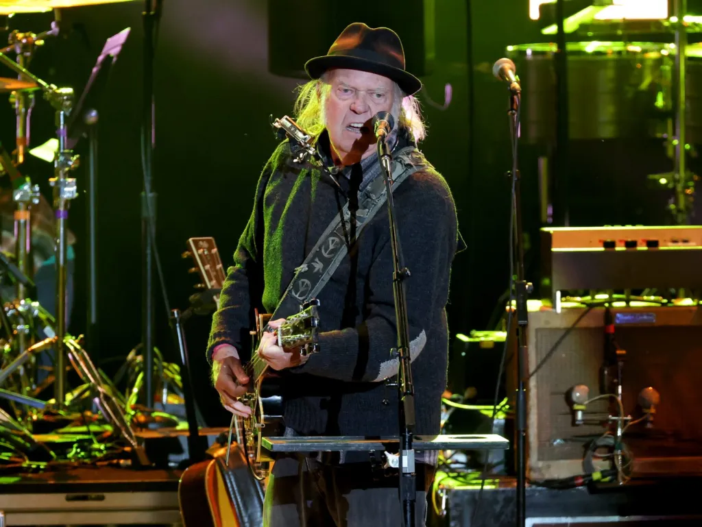 Neil Young critica Tim Cook, Verizon e T-Mobile por apoio financeiro ao regime Trump