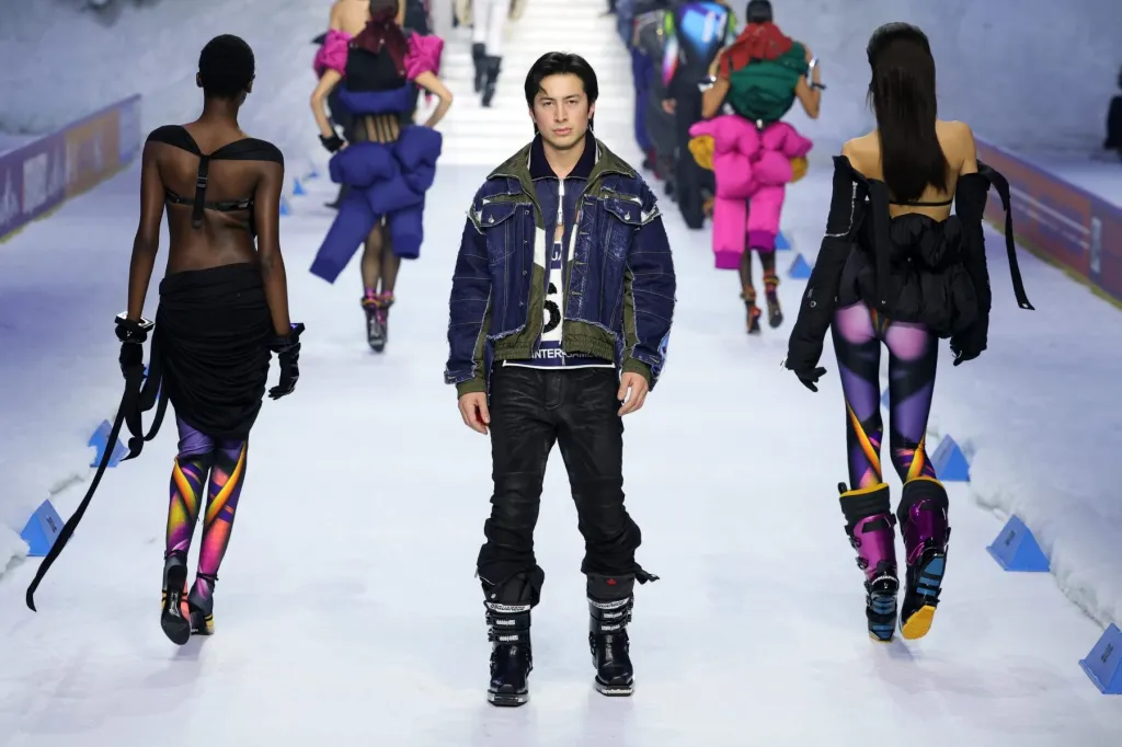 Hudson Williams estreia na passarela da Dsquared2 com trilha em IA de Carly Simon