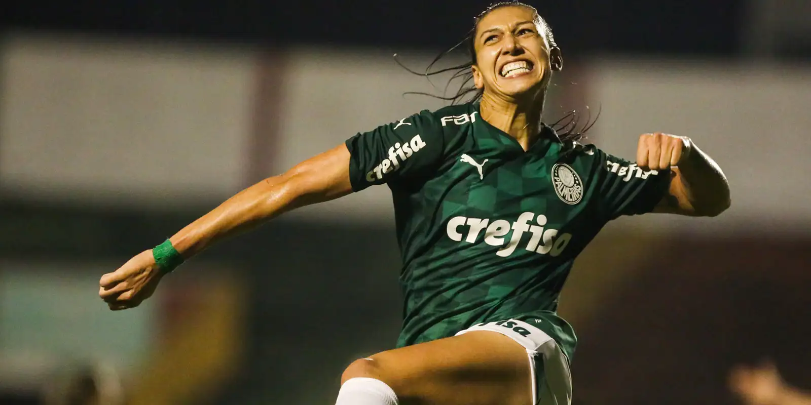 Bia Zaneratto volta ao Palmeiras após dois anos nos EUA e reassume a camisa 10