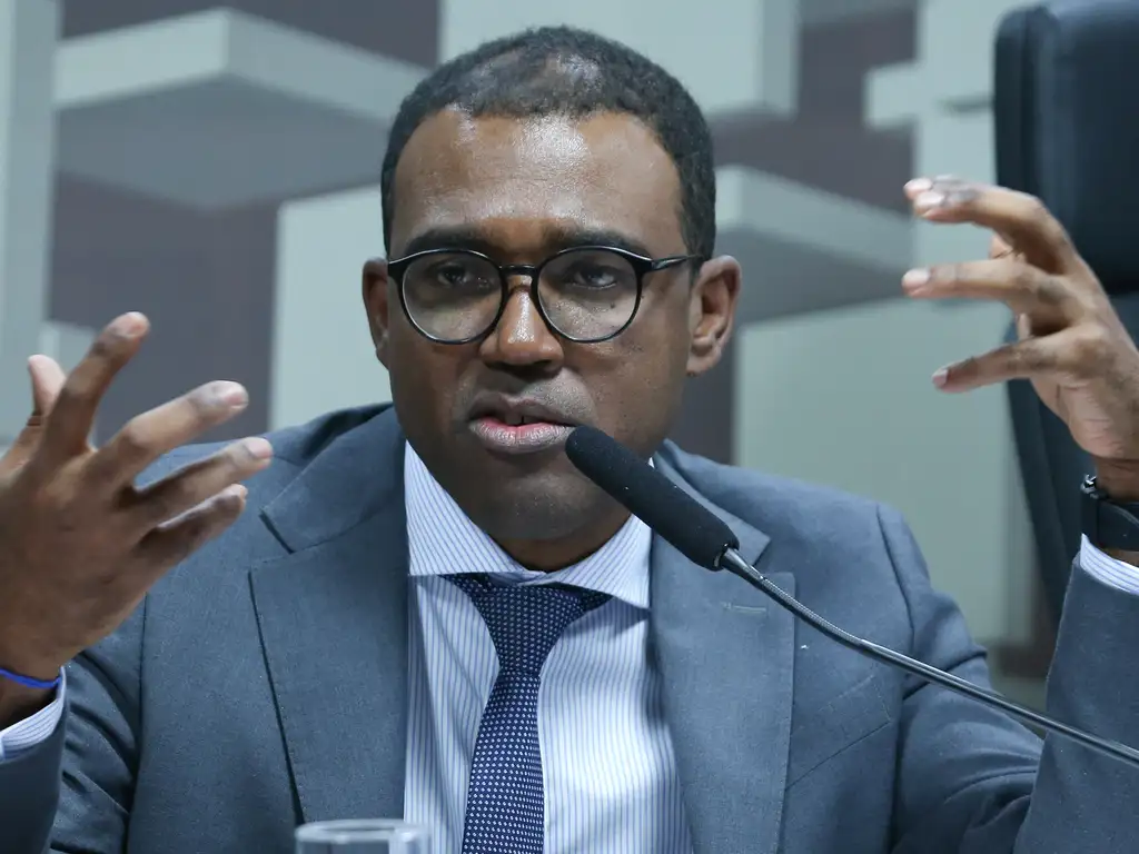 Conselheiros do BRB questionam diretor do BC sobre pedido de compra de carteiras do Master
