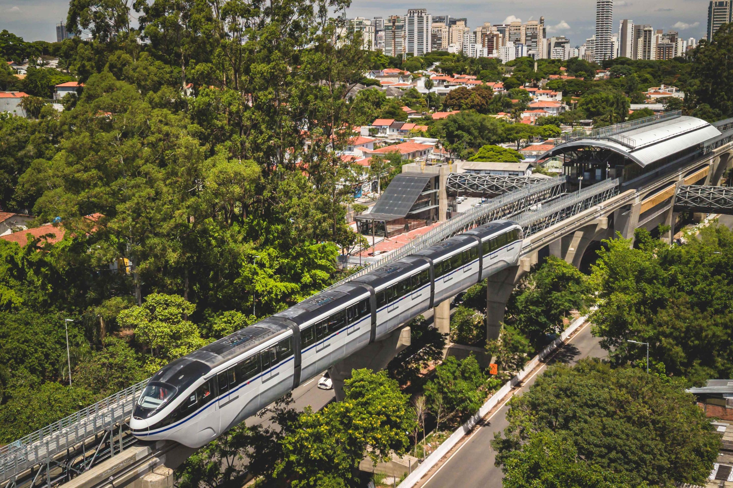 BYD inaugura teste de trem SkyRail até o Aeroporto de Congonhas em São Paulo
