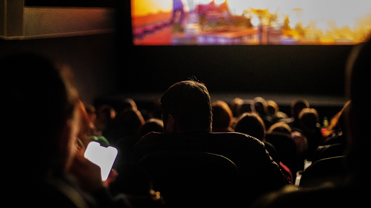 Sete comédias em streaming que prometem afastar o tédio durante a noite