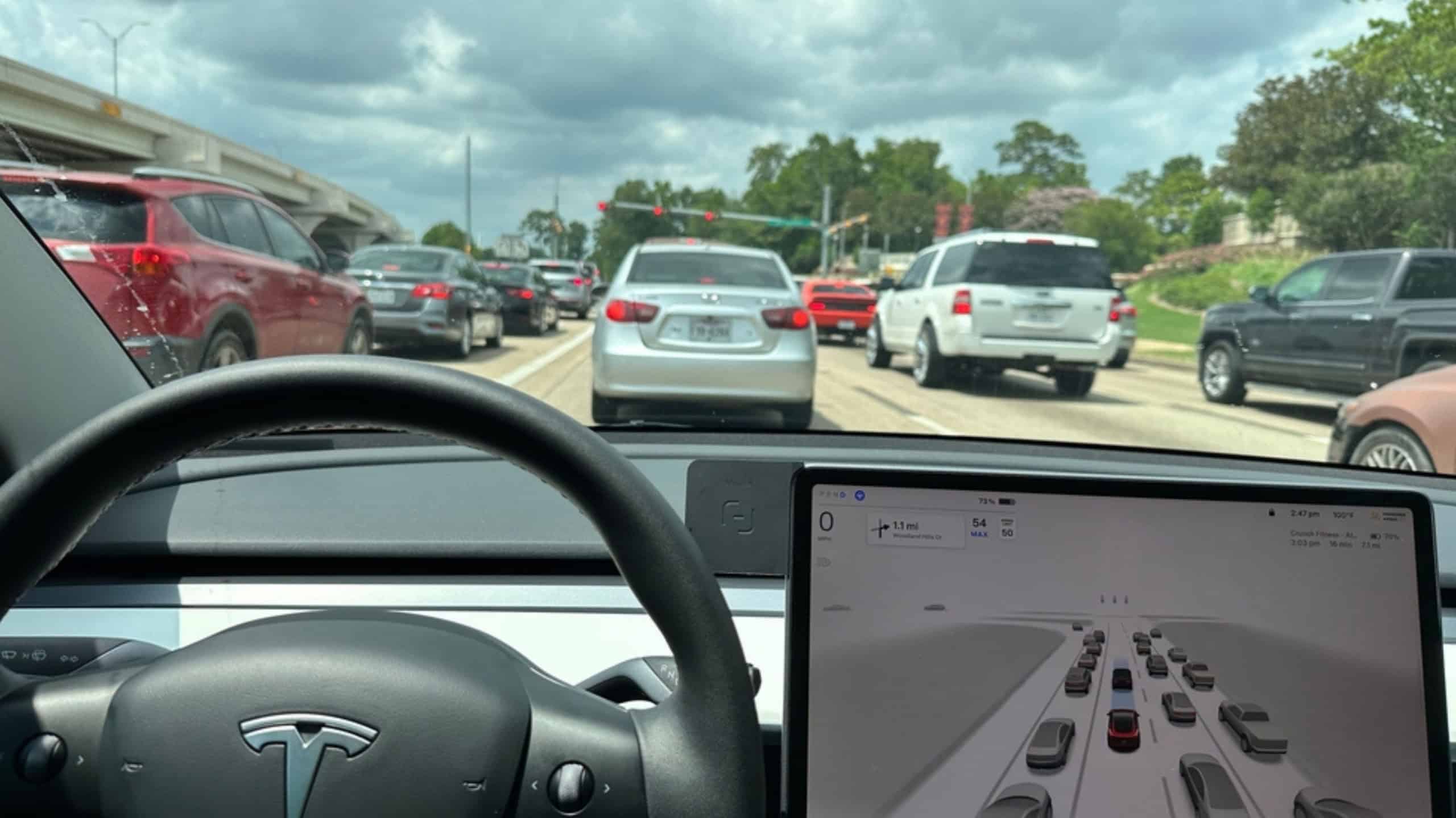 Tesla encerra venda vitalícia do Full Self-Driving e passa a cobrar assinatura