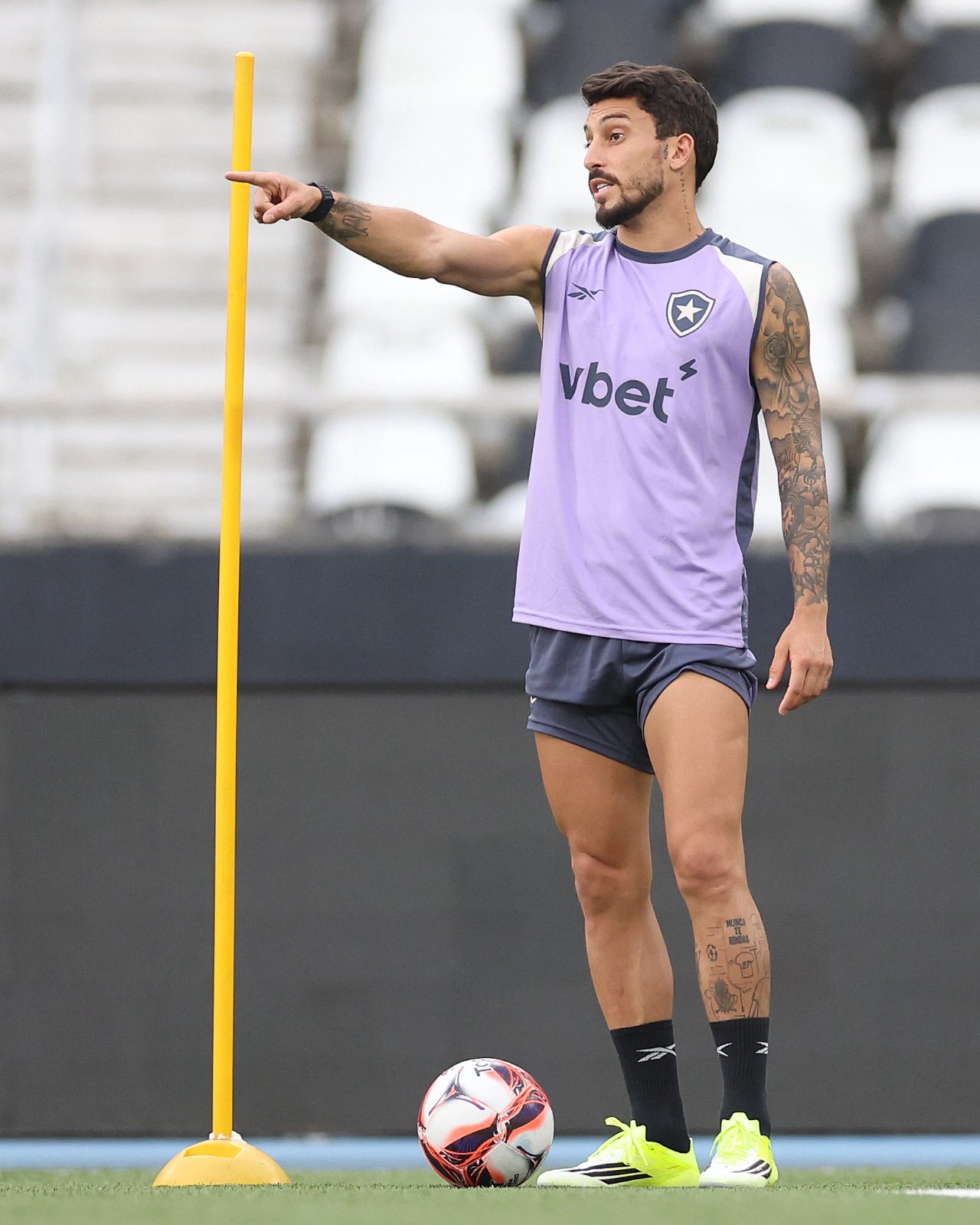 Botafogo finaliza preparação para enfrentar Volta Redonda com elenco principal
