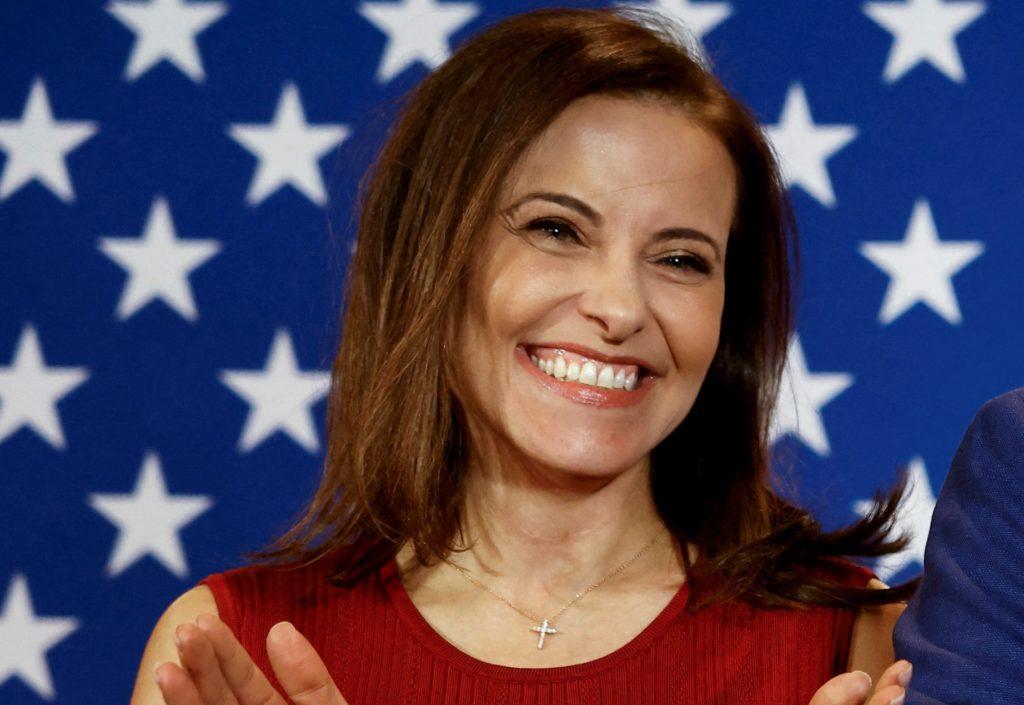 Veja como meta nomeia ex-conselheira de trump como presidente