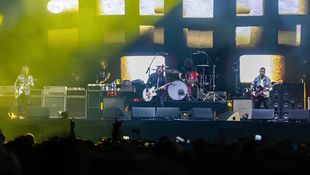 Pat Smear quebra o pé em acidente doméstico, fica fora da turnê do Foo Fighters e banda anuncia substituto