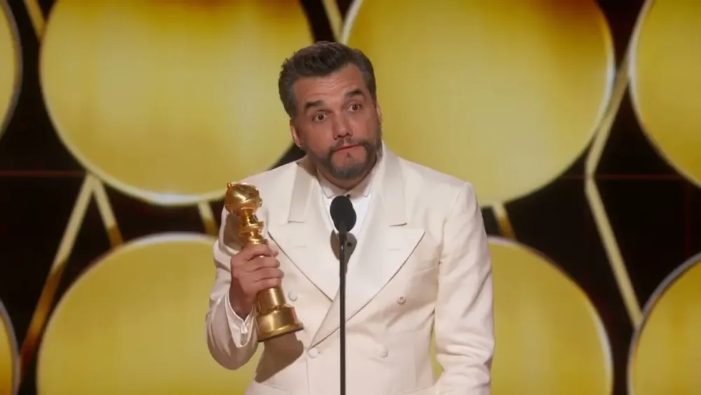 Wagner Moura faz história no Globo de Ouro 2026 e ‘O Agente Secreto’ vence Melhor Filme em Língua Não-Inglesa