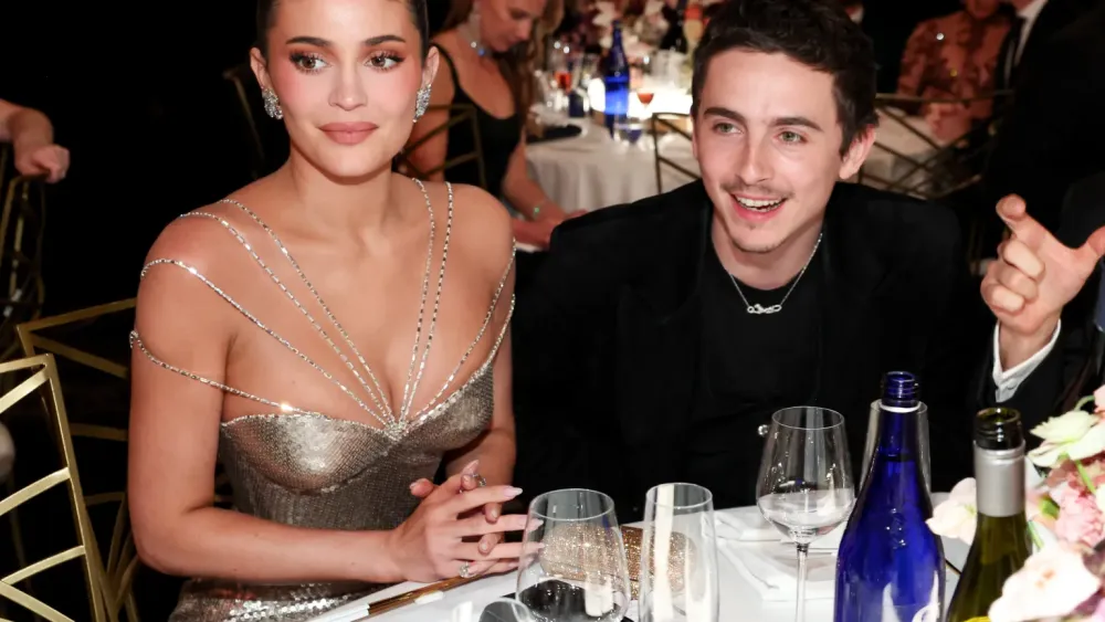 Timothée Chalamet e Kylie Jenner têm discussão percebida por leitura labial no Globo de Ouro 2026