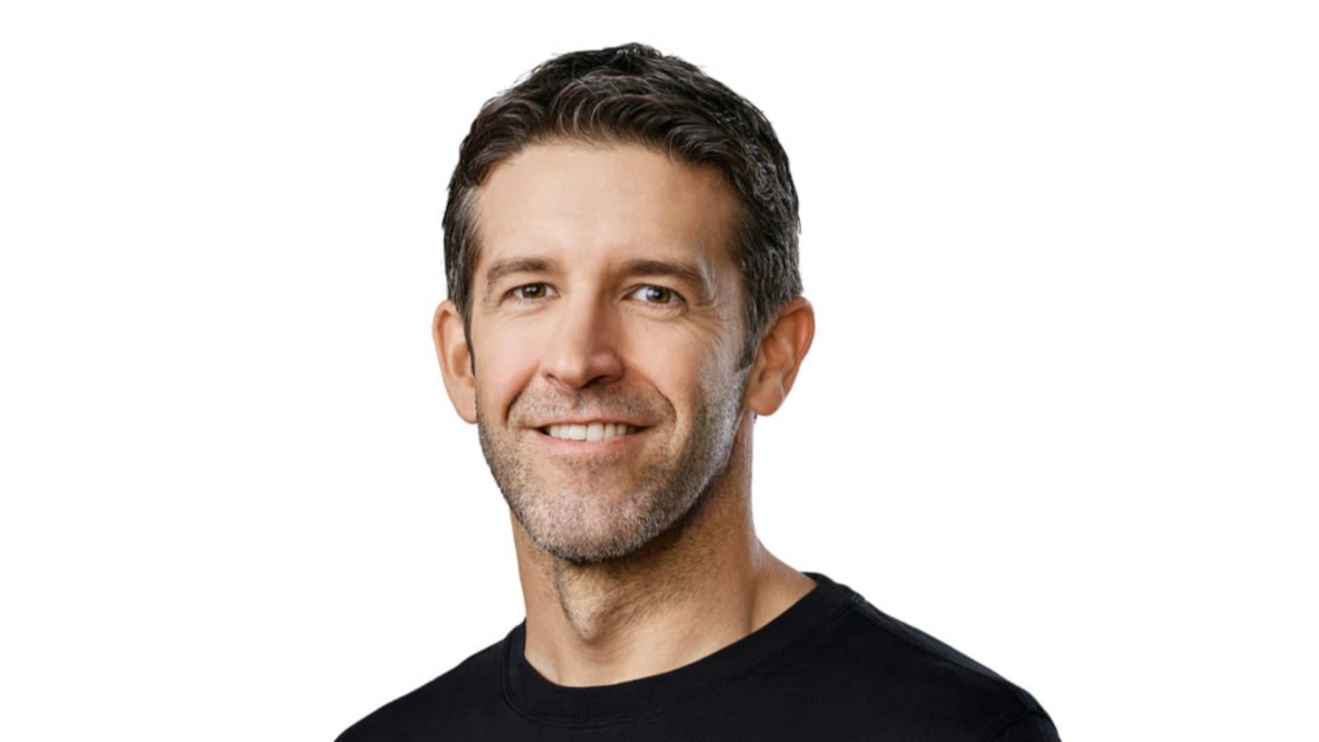 Quem é John Ternus, possível sucessor de Tim Cook na Apple