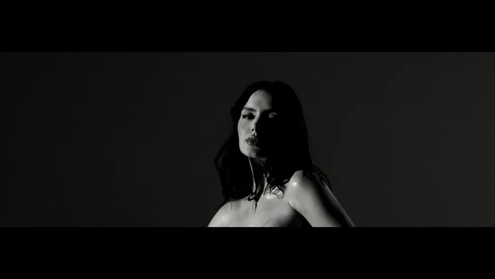Júlia Rezende grava clipe improvisado em apenas uma hora