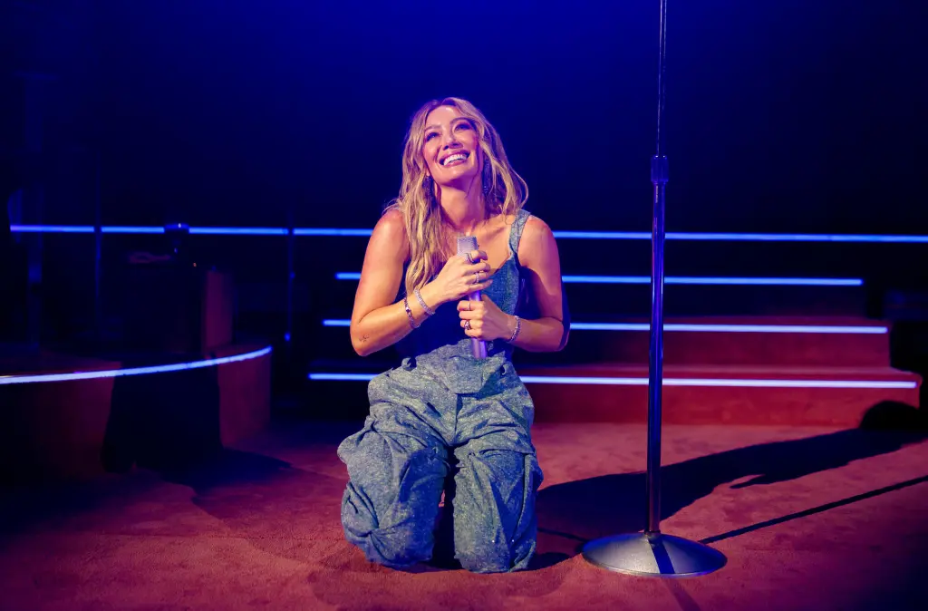 Hilary Duff anuncia turnê mundial durante show em Los Angeles