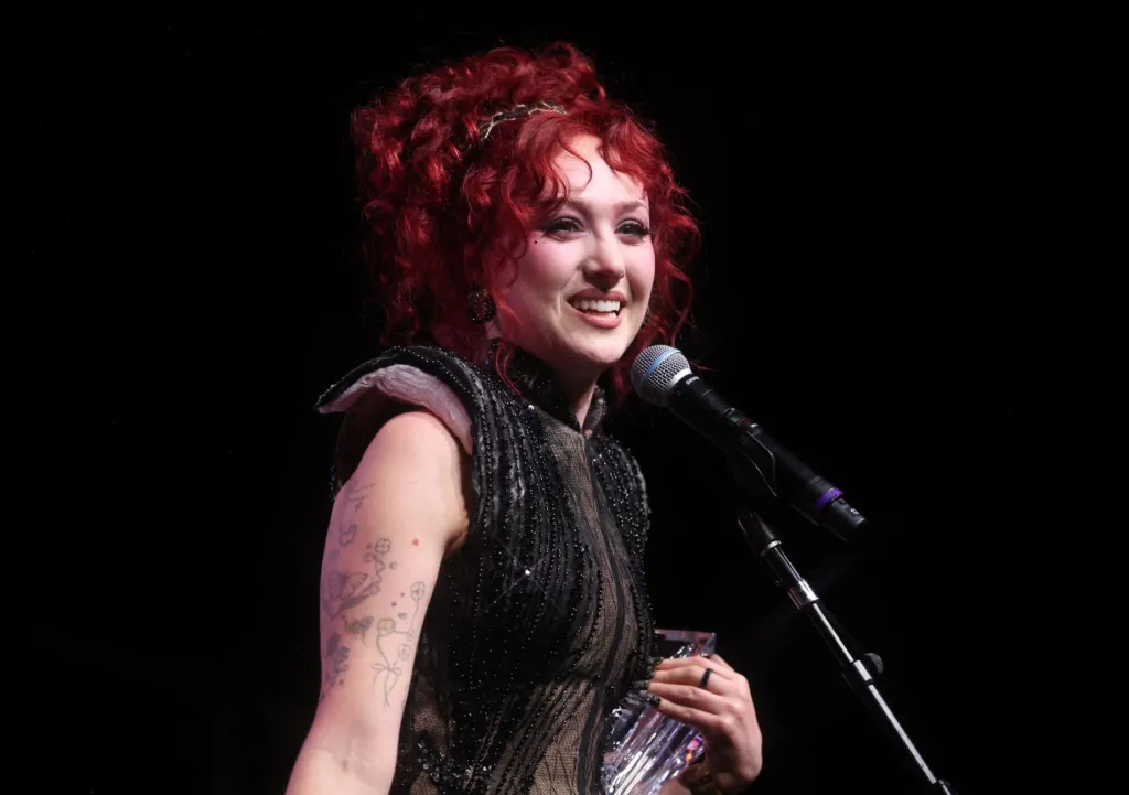 Chappell Roan defende doações em discurso ao receber o Harmonizer Award nos Resonator Awards 2026