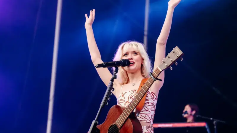 Maisie Peters anuncia álbum “Florescence” e shows íntimos na Austrália