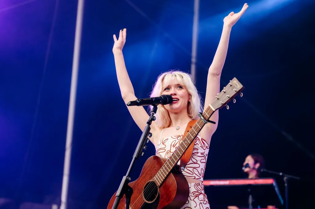 Maisie Peters anuncia álbum “Florescence” e shows íntimos na Austrália
