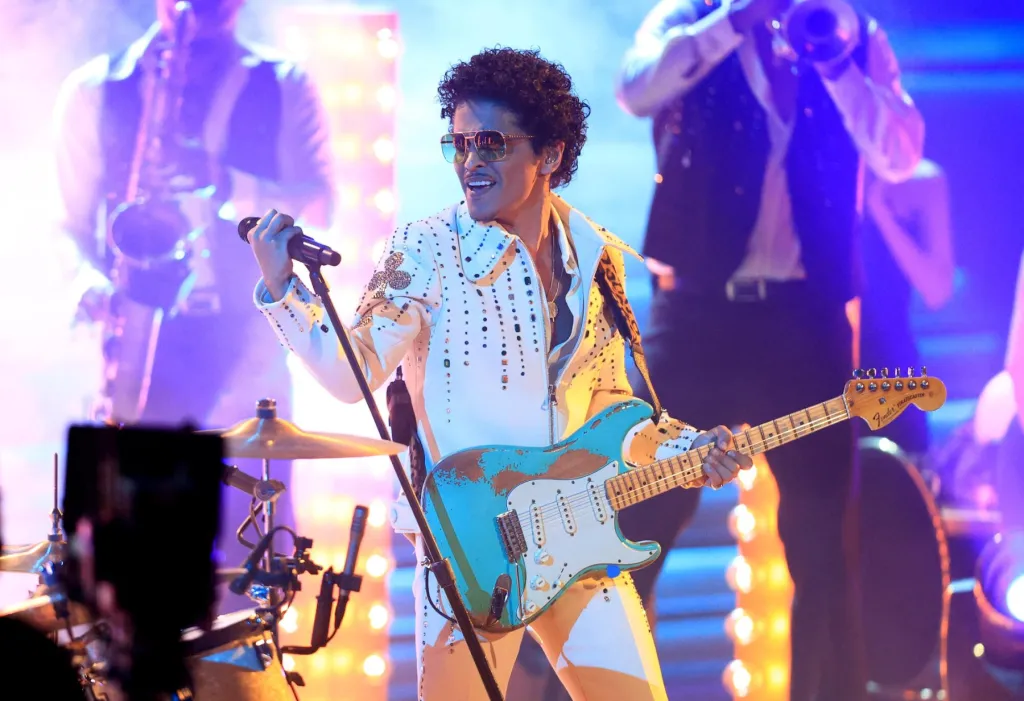 Bruno Mars revela turnê mundial em estádios com convidados de peso