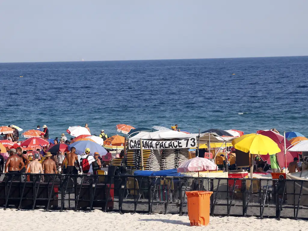 Preços elevados de espreguiçadeiras e guarda-sóis marcam fim de semana carioca