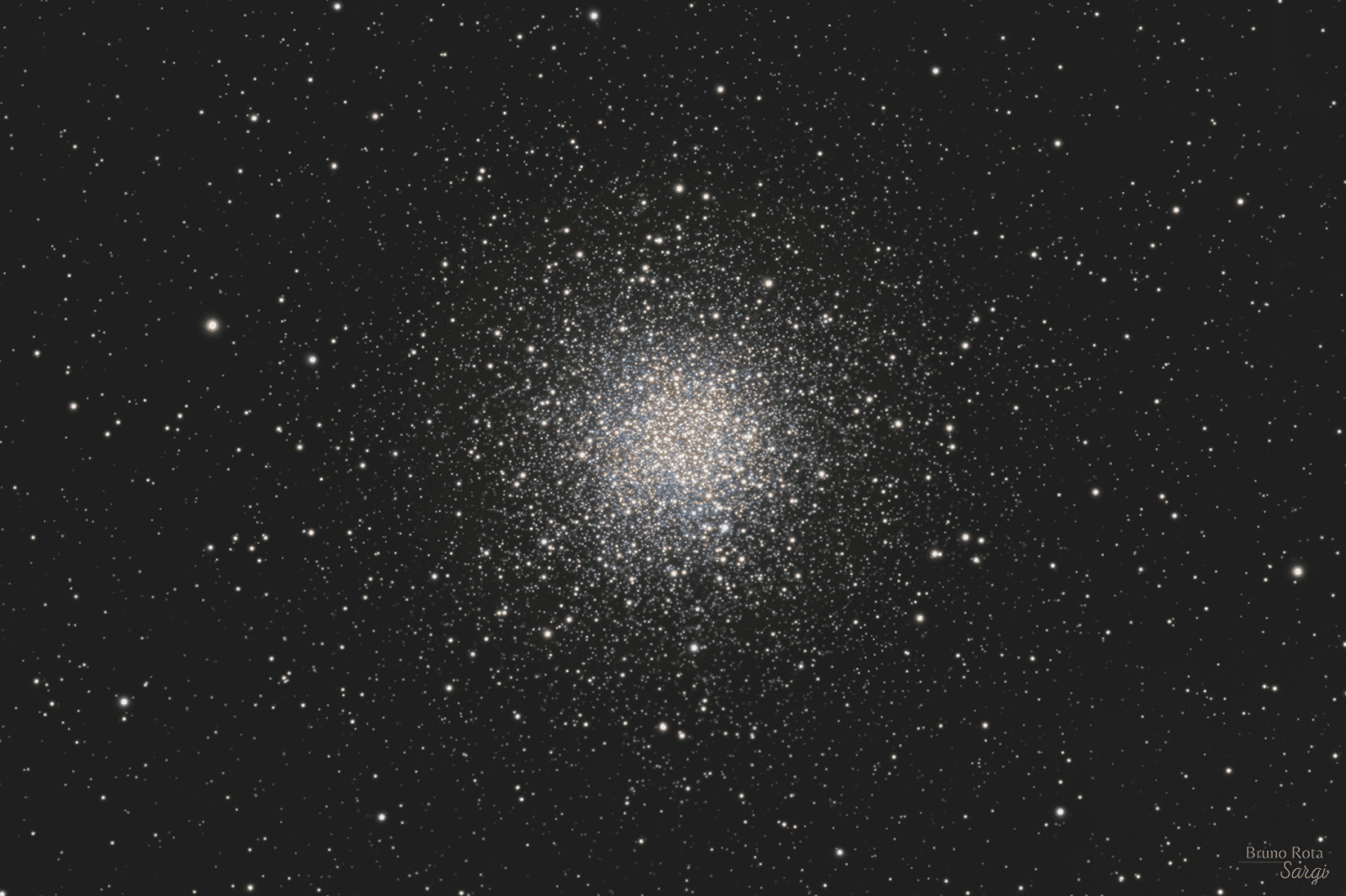 Destaques astronômicos: aglomerado globular Messier 10 e co
