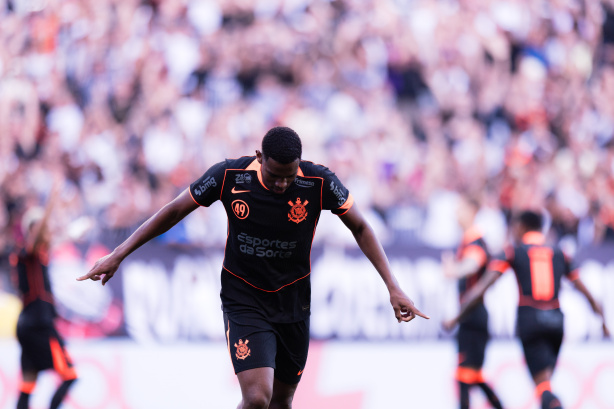 Volante André Luiz celebra gol “sem querer” na estreia do Corinthians e projeta temporada vitoriosa
