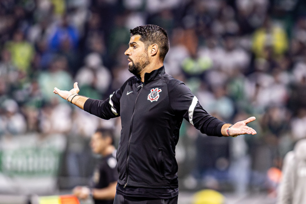 António Oliveira processa Corinthians por dívida de R$ 500 mil
