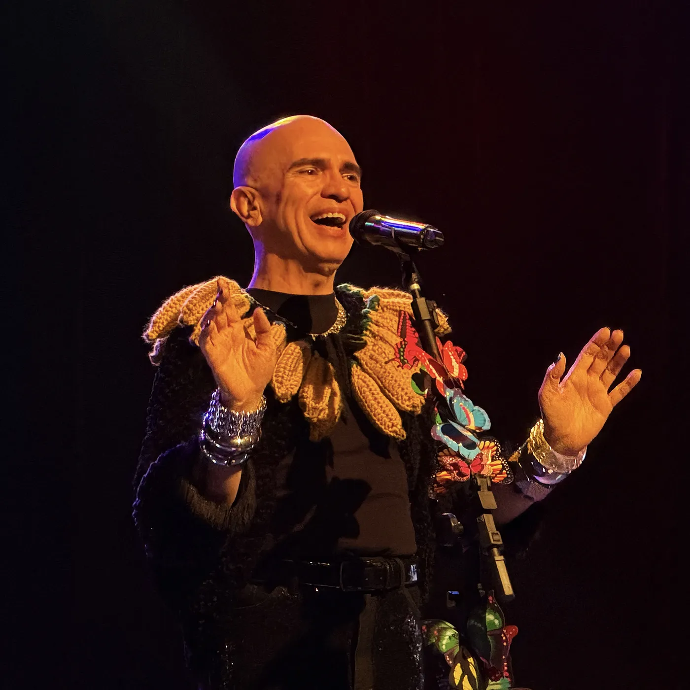 Edson Cordeiro revisita repertório de Carmen Miranda em show no Rio de Janeiro