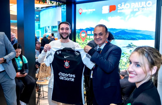 Camisa do Corinthians é destaque na FITUR 2026 em Madrid