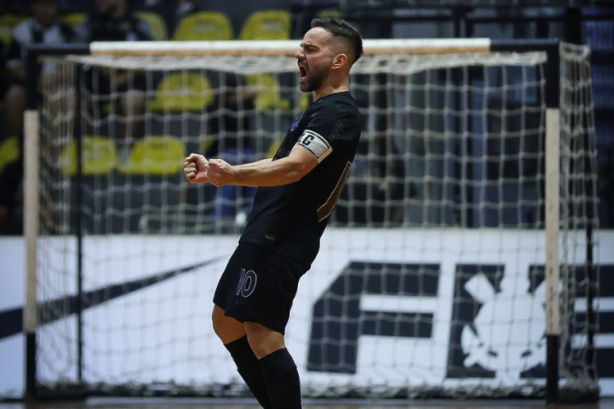 Corinthians faz segundo amistoso no Japão e homenageia pivô Deives