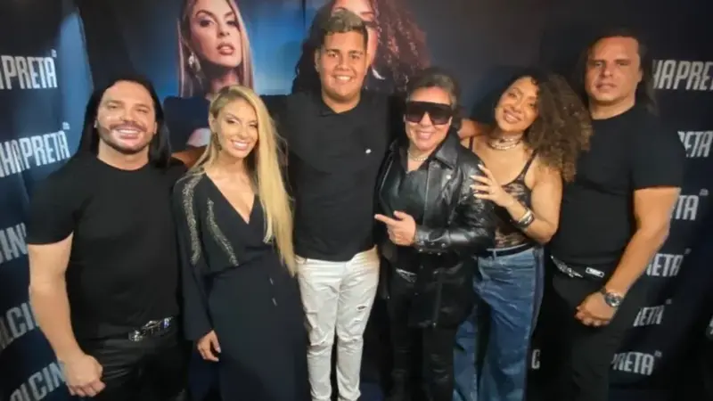 Dougllas Fernanddo se apresenta ao lado de Priscila Senna e encontra ícones do forró
