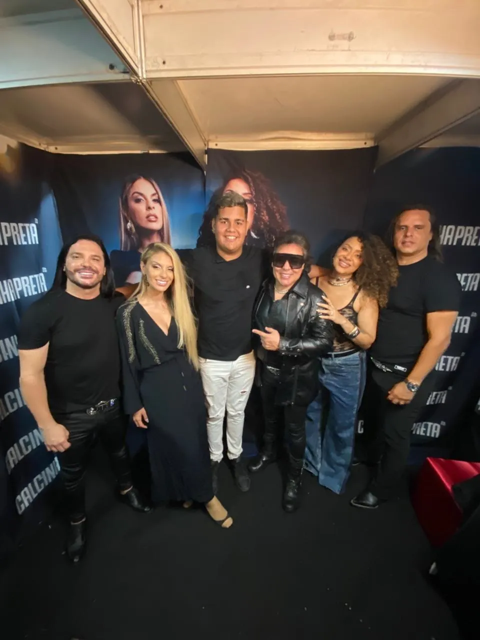 Dougllas Fernanddo se apresenta ao lado de Priscila Senna e encontra ícones do forró