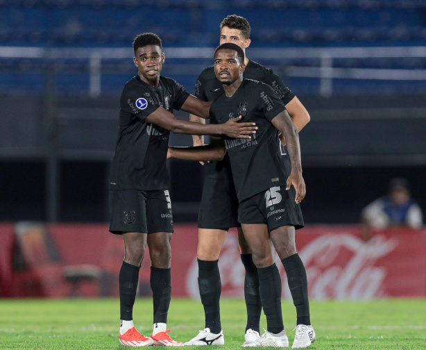 Corinthians negocia saída de Félix Torres e recebe oferta do Internacional