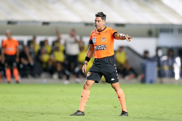 Corinthians encara Bragantino na busca por virada após desempenho ruim com arbitragem