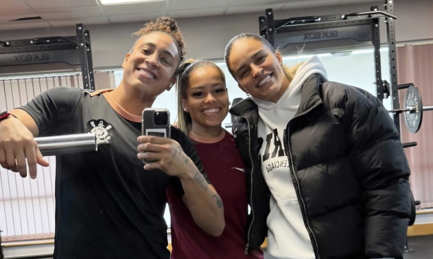 Ex-jogadora Gabi Nunes prestigia treino das Brabas antes de decisão em Londres