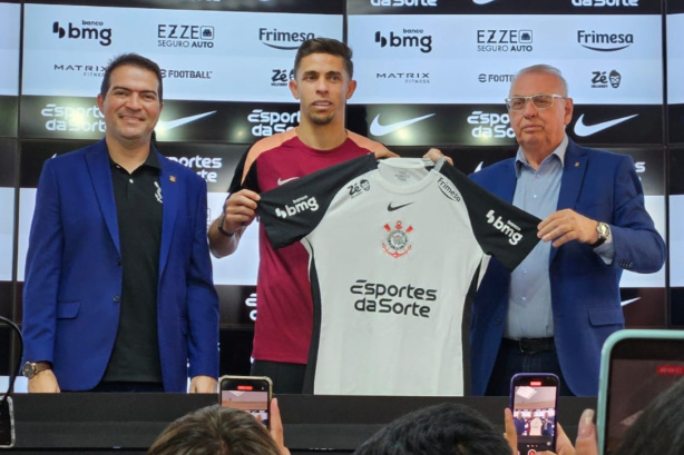Gabriel Paulista é apresentado pelo Corinthians e define número 20