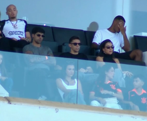 Novo reforço Gabriel Paulista faz primeiro contato com a Neo Química Arena acompanhando duelo do Corinthians