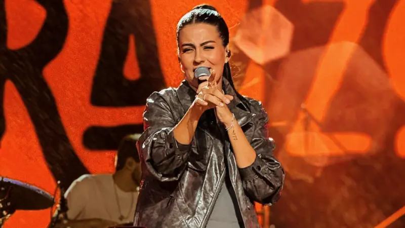 Compositora Bia Frazzo lança DVD “No Tempo Certo” gravado a céu aberto em Salvador