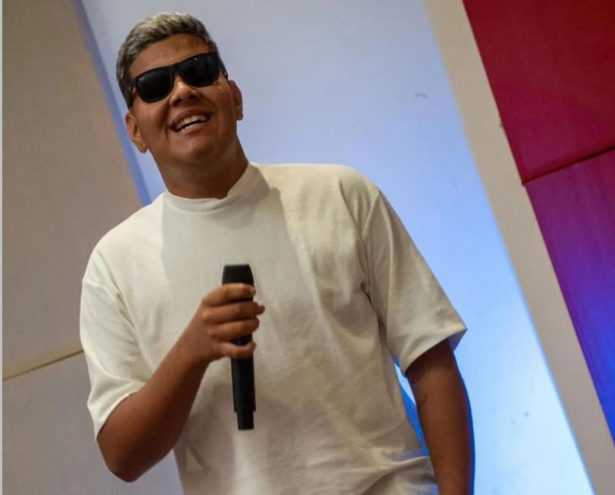 Dougllas Fernanddo apresenta pout-pourri de carnaval com “Voltei Recife” e “Daqui Pra Sempre”