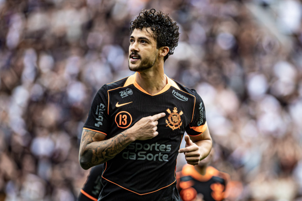 Zagueiro Gustavo Henrique assume terceiro lugar na lista de artilheiros do Corinthians com Dorival Júnior