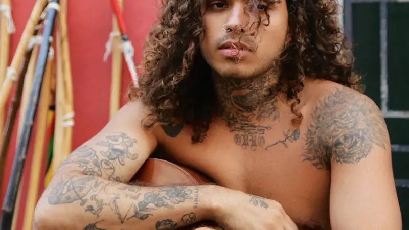 Vitão explora samba e R&B em novo EP ‘O que é amar?’