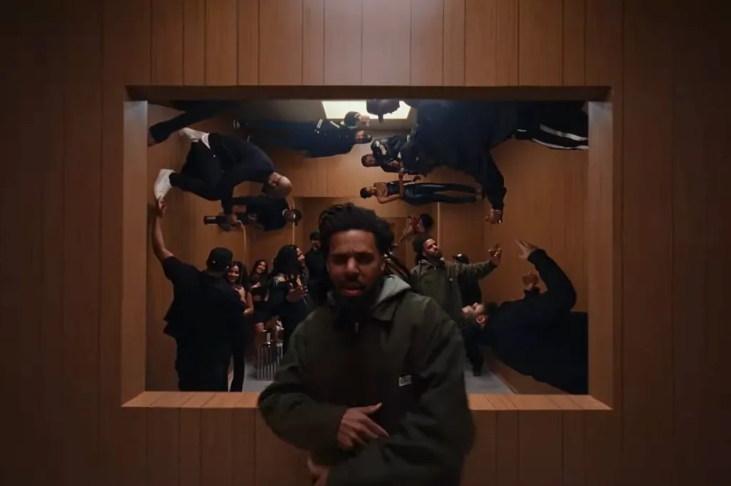 J. Cole narra trajetória de vida em ordem reversa no clipe de “Disc 2 Track 2”