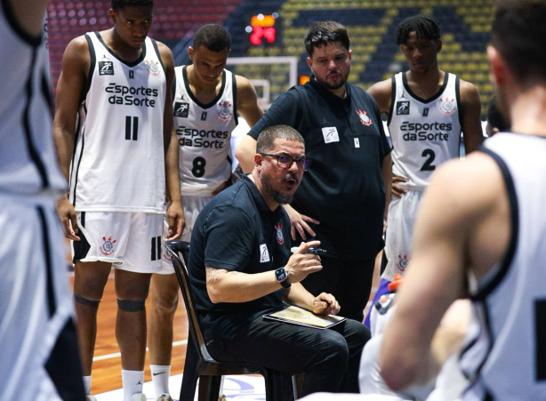Corinthians sofre queda de rendimento após o intervalo e é superado pelo Minas na abertura do returno do NBB