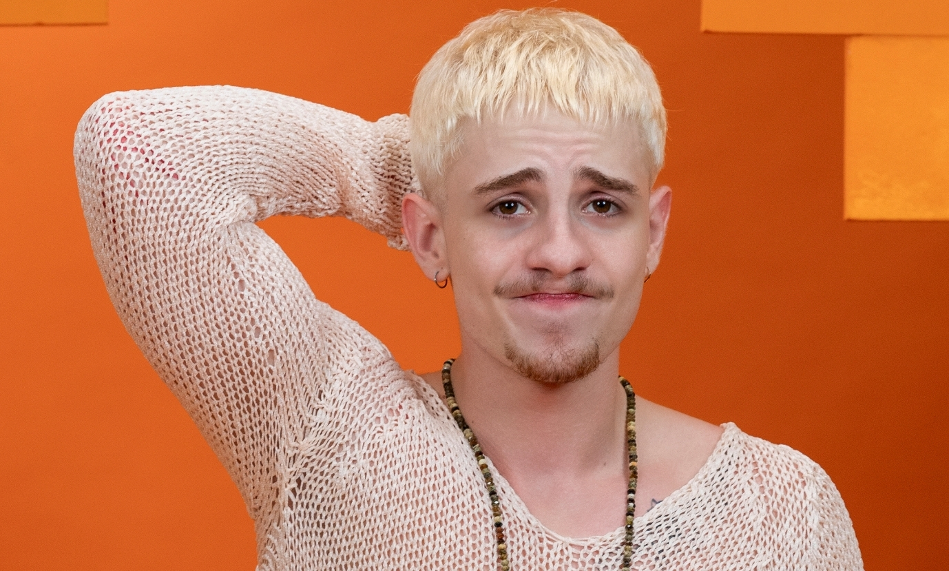 Juliano Floss reclama de punição e detalhe em cueca chama atenção