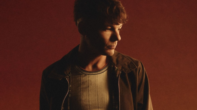 Louis Tomlinson equilibra otimismo e vulnerabilidade em novo álbum