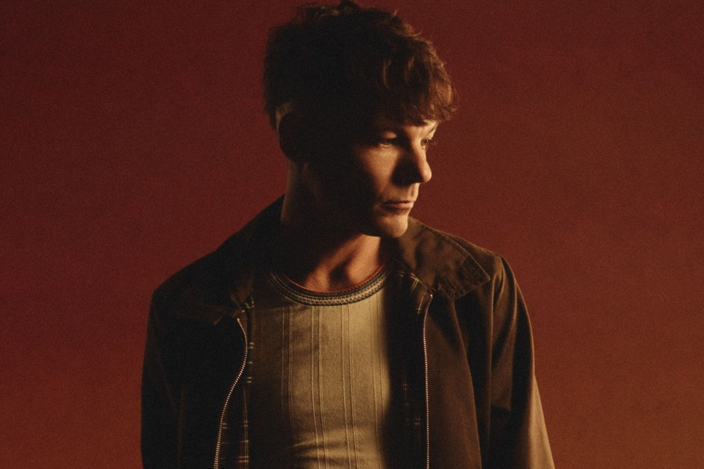 Louis Tomlinson equilibra otimismo e vulnerabilidade em novo álbum