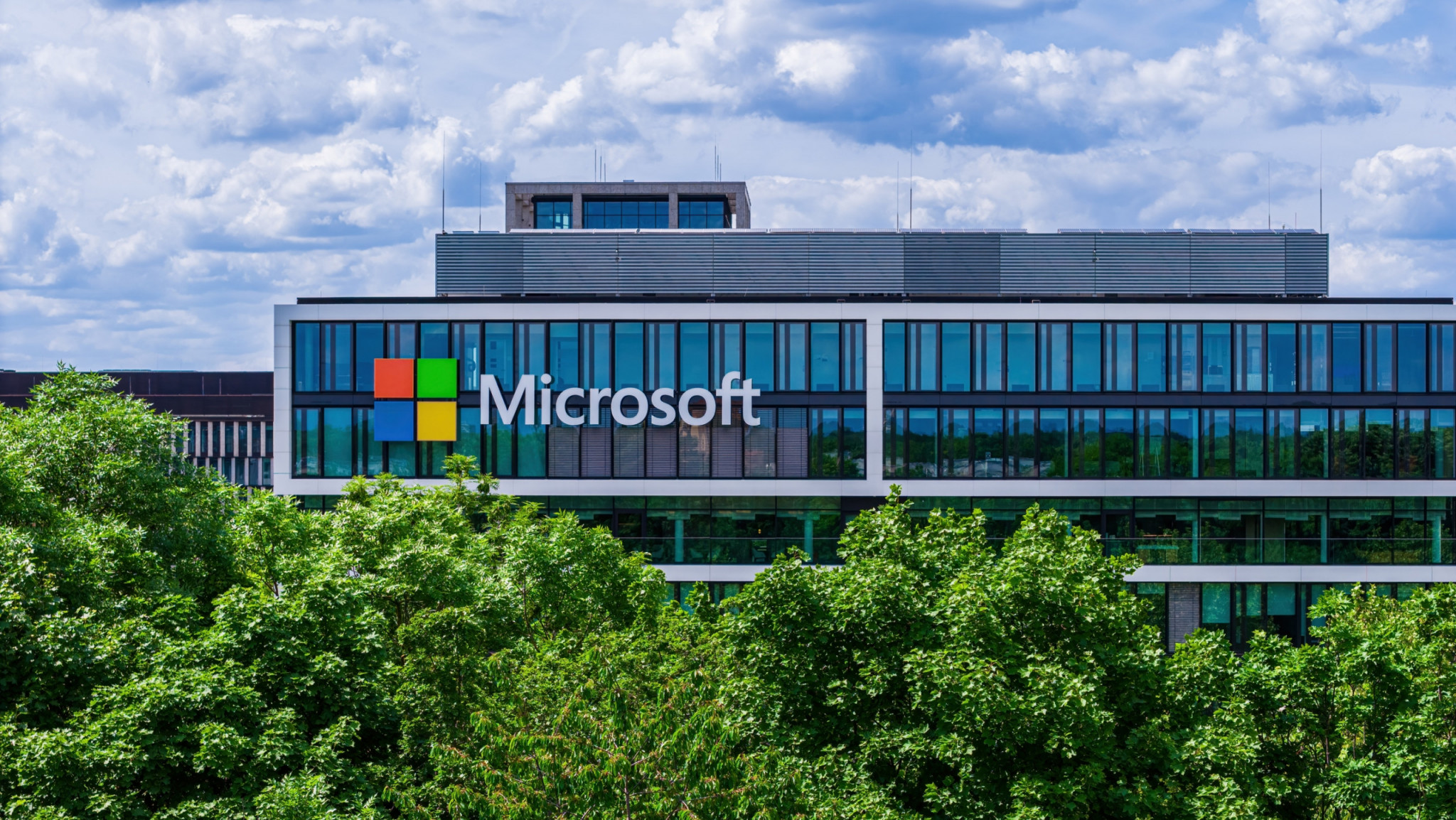 Microsoft derruba serviço de cibercrime com IA e propõe tarifas para expansão de data centers