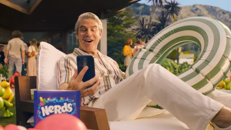 Andy Cohen estreia em comercial do Super Bowl com Nerds e comenta fã-clube do Grateful Dead