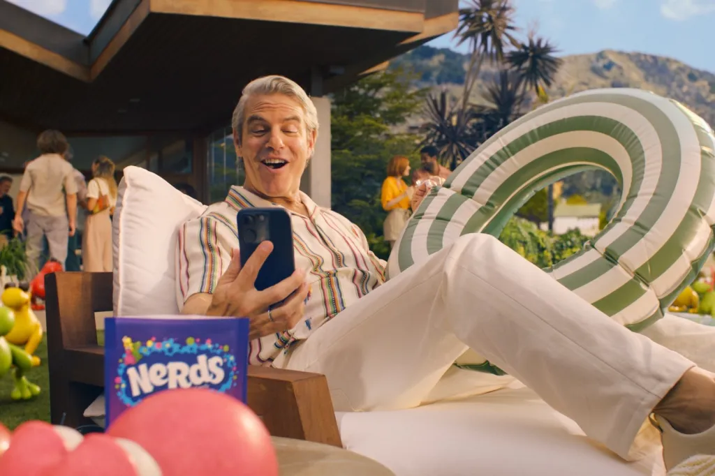 Andy Cohen estreia em comercial do Super Bowl com Nerds e comenta fã-clube do Grateful Dead