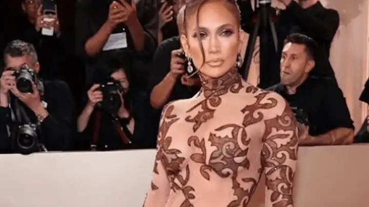 Jennifer Lopez revela compra de vestido vintage para o Globo de Ouro 2026