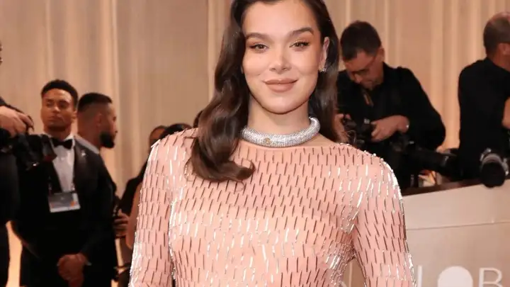 Hailee Steinfeld exibe barriguinha de grávida em estreia no tapete vermelho do Globo de Ouro 2026